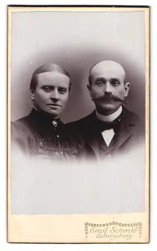 Fotografie Emil Schmid, Ludwigsburg, Stuttgarterstrasse 2, Portrait bürgerliches Paar in hübscher Kleidung