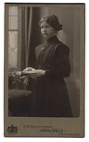 Fotografie Hans Weis, Memmingen, Portrait junge Dame im Kleid mit Kreuzkette und Buch