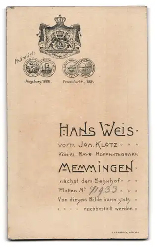 Fotografie Hans Weis, Memmingen, Portrait junge Dame im Kleid mit Kreuzkette und Buch