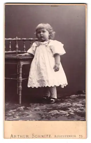 Fotografie Arthur Schmitz, München, Augustenstrase 75, Portrait kleines Mädchen im weissen Kleid