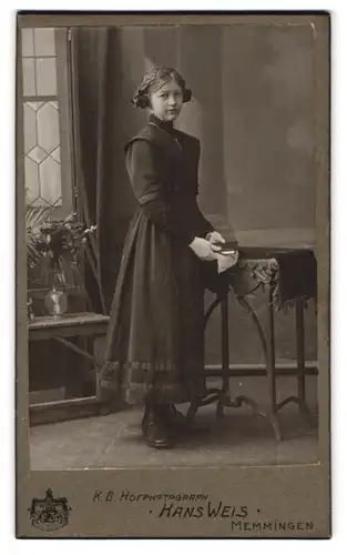 Fotografie Hans Weis, Memmingen, Portrait junges Mädchen im Kleid mit Buch