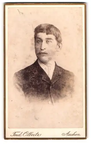 Fotografie Ferd. Obertz, Aachen, Comphausbadstrasse 29, Portrait junger Herr im Anzug mit Krawatte