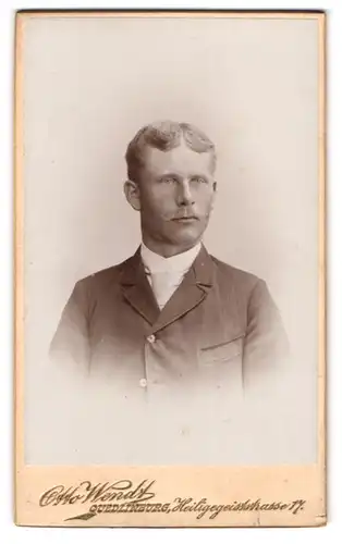 Fotografie Otto Wendt, Quedlinburg, Heiligegeiststrasse 17, Portrait junger Herr im Anzug mit Krawatte