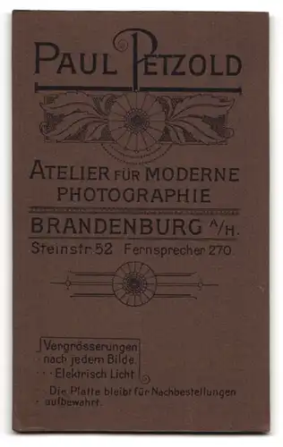 Fotografie Paul Petzold, Brandenburg a /H., Steinstrasse 52, Portrait elegant gekleideter Herr mit Oberlippenbart