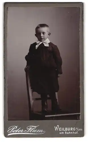 Fotografie Peter Flum, Weilburg a /Lahn, Portrait modisch gekleideter Junge mit Fliege