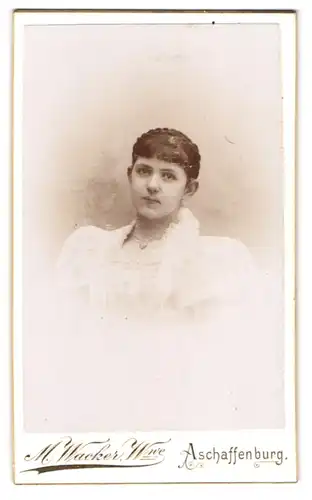 Fotografie M. Wacker Witwe, Aschaffenburg, Weissenburger- & Frohsinnstrasse, Portrait junge Dame mit Flechtfrisur