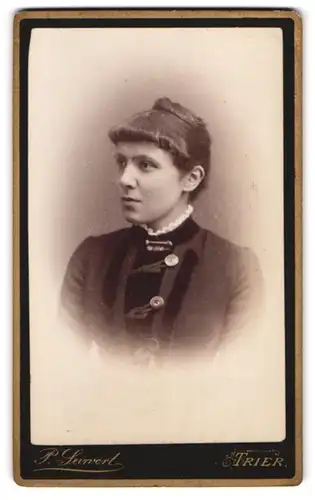 Fotografie P. Seiwert, Trier, Brodstrasse 45, Portrait junge Dame mit Hochsteckfrisur