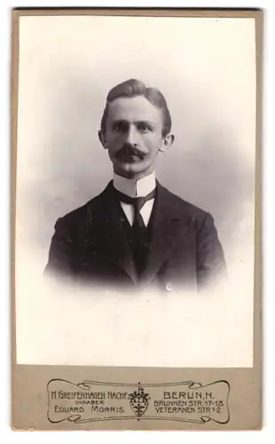 Fotografie H. Greifenhagen Nachf., Berlin-N., Brunnenstrasse 17-18, Portrait eleganter Herr mit Moustache