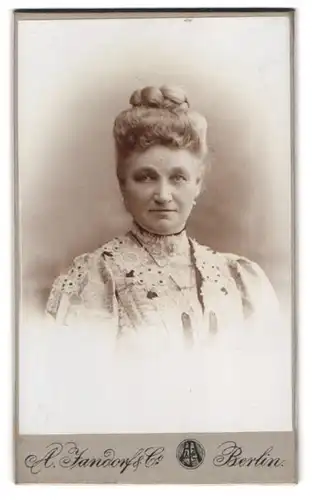 Fotografie A. Jandorf & Co., Berlin-C., Spittelmarkt 16-17, Portrait ältere Dame mit Hochsteckfrisur