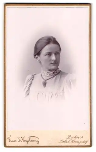 Fotografie E. Vogelsang, Berlin-W., Leipziger-Strasse 106, Portrait junge Dame mit zurückgebundenem Haar