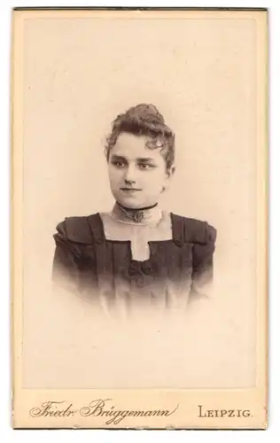 Fotografie Friedr. Brüggemann, Leipzig-Neustadt, Eisenbahn-Strasse 1, Portrait junge Dame mit hochgestecktem Haar