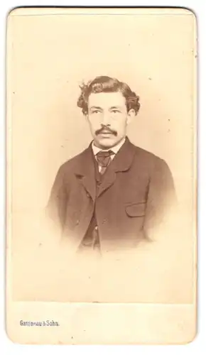 Fotografie J. G. Gattineau & Sohn, Würzburg, Portrait modisch gekleideter Herr mit Oberlippenbart