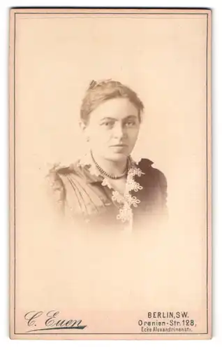 Fotografie C. Euen, Berlin-SW, Oranien-Strasse 128, Portrait junge Dame mit hochgestecktem Haar