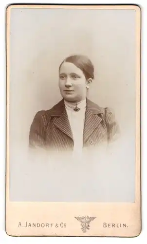 Fotografie A. Jandorf & Co., Berlin-C., Spittelmarkt 16-17, Portrait junge Dame in modischer Kleidung