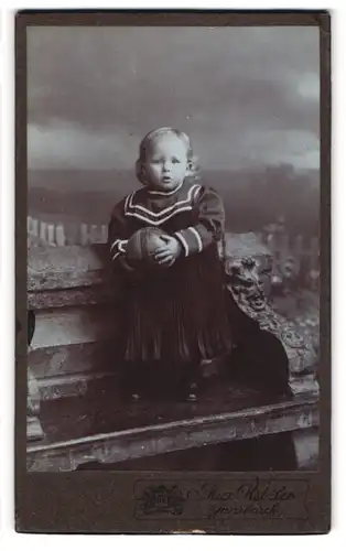 Fotografie Max Ketzler, Innsbruck, Heiliggeiststr. 9, kleines Mädchen mit Ball auf Bank stehend