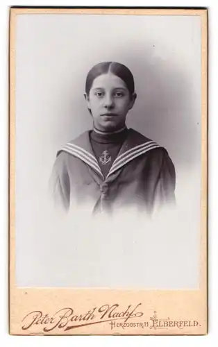 Fotografie Peter Barth Nachf., Elberfeld, Herzogstr. 11, Portrait Mädchen in Marineuniform