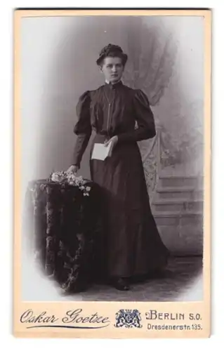 Fotografie Oskar Goetze, Berlin, Dresdenerstr. 135, junge Dame mit Buch und Blumenstrauss