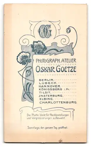 Fotografie Oskar Goetze, Berlin, Dresdenerstr. 135, junge Dame mit Buch und Blumenstrauss