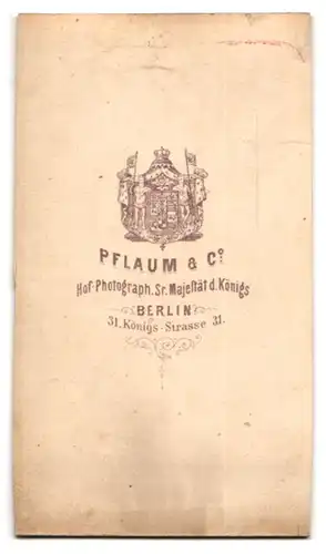 Fotografie Atelier Pflaum & Co., Berlin, Königsstrasse 31, junge Dame mit Buch im Biedermeier-Kleid