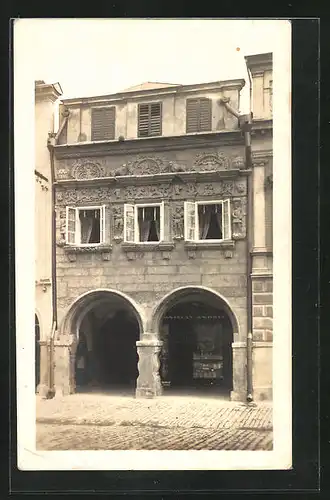 AK Leitomischl / Litomysl, Haus mit Arkaden-Eingang und Reliefs