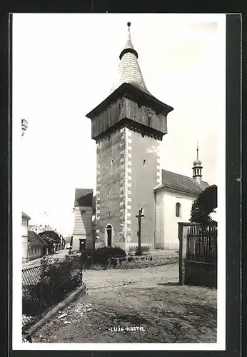 AK Luze, Kostel, Strassenpartie mit Kirche