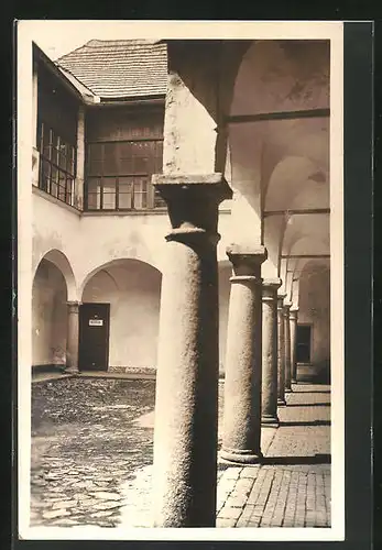 AK Pribyslav, Innenhof mit Säulengang