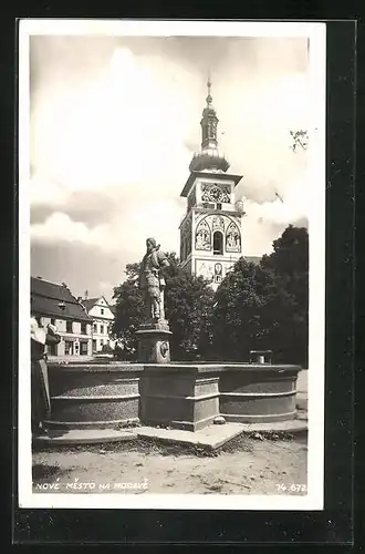 AK Nové Mesto na Morave, Denkmalsbrunnen und bemalter Kirchturm