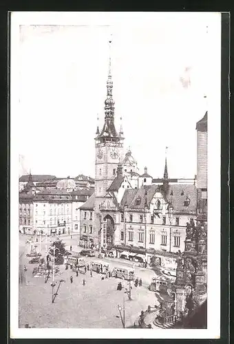 AK Olmütz / Olomouc, Radnice, Busse vorm Rathaus