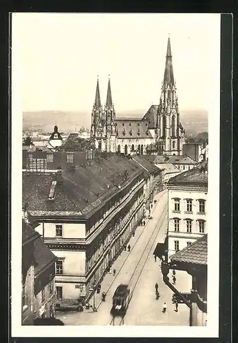 AK Olmütz / Olomouc, Strassenpartie mit Blick zur Kirche