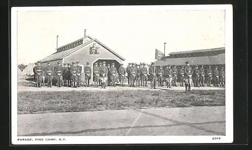 AK Pine Camp, N. Y., Parade amerikanischer Soldaten