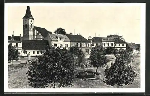 AK Bernartice u Tábora, Kirche und Häuser im Ortskern