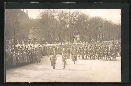 Foto-AK München, Militärparade am Maximiliansplatz 1910