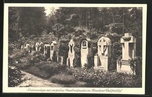 AK München-Hadern, Gräberanlagen mit stehenden Steindenkmalen im Münchner Waldfriedhof