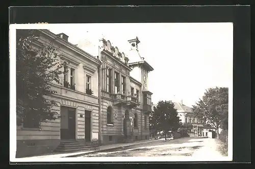 AK Krcin n. M., Radnice, Strassenpartie am Rathaus