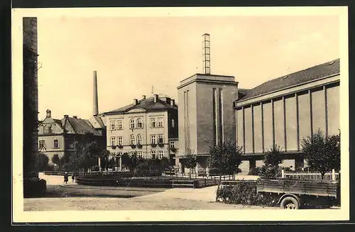 AK Arnau / Hostinne, Gebäude im Ort, Fabrikschornstein im Hintergrund