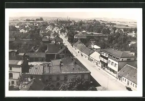 AK Smirice, Strassenansicht mit Blick über den Ort