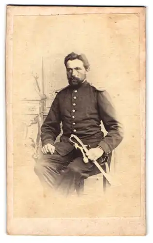 Fotografie unbekannter Fotograf und Ort, Portrait Soldat in Uniform mit Epauletten und Säbel samt Portepee