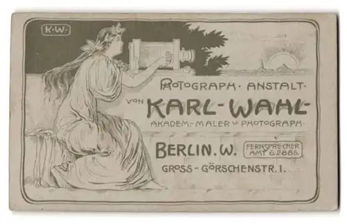 Fotografie Karl Wahl, Berlin, Gross-Görschenstr. 1, Portrait Frau bedient eine Plattenkamera, Jugendstil
