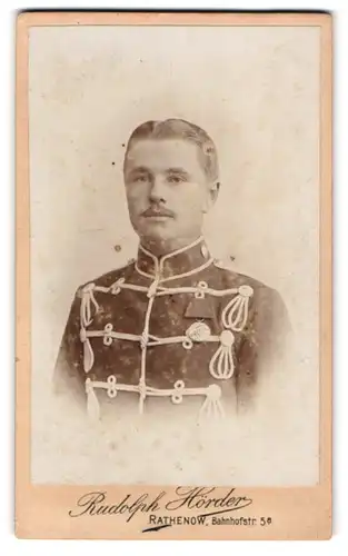 Fotografie Rudolph Hörder, Rathenow, Bahnhofstr. 5a, Portrait Husar in Uniform mit Zentenarmedaille