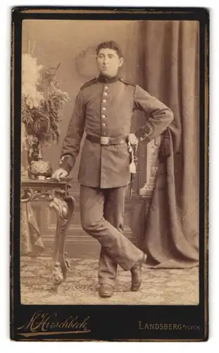 Fotografie M. Hirschbeck, Landsberg a. Lech, Portrait Soldat in Uniform nebst Pickelhaube