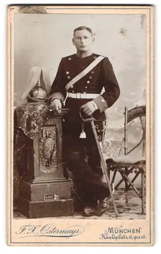 Fotografie F. X. Ostermayr, München, Karlsplatz 6, Portrait Ulan Köhler in Uniform, Pickelhaube Rosshaarbusch und Säbel