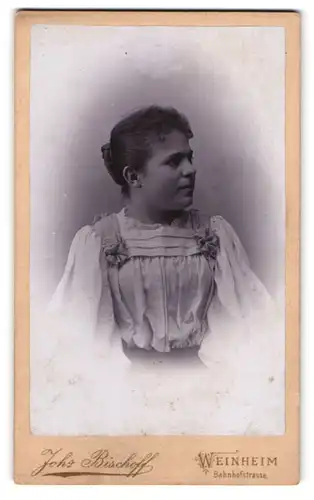 Fotografie Johs. Bischoff, Weinheim, Bahnhofstrasse, Portrait junge Dame in zeitgenössischer Kleidung