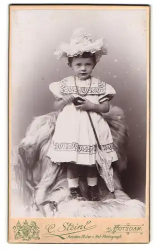 Fotografie C. Steinl, Potsdam, Brandenburger-Strasse 63, Portrait kleines Mädchen im modischen Kleid