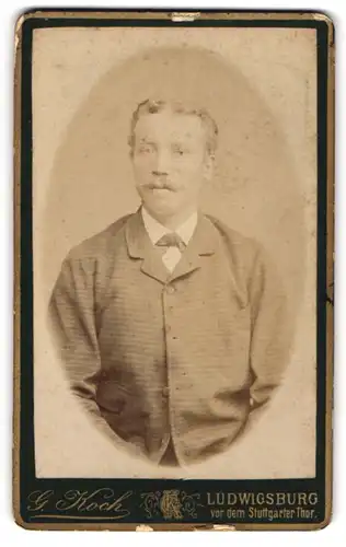 Fotografie g. Koch, Ludwigsburg, Portrait modisch gekleideter Herr mit Oberlippenbart
