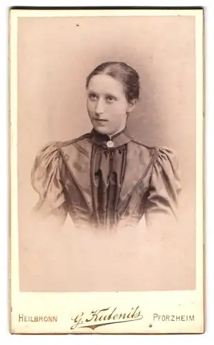 Fotografie G. Kutenits, Heilbronn, Portrait junge Dame mit zurückgebundenem Haar