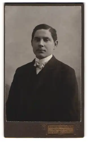 Fotografie Julian Blanckmeister, Nürnberg, Äussere Laufergasse 11, Portrait junger Herr im Anzug mit Fliege