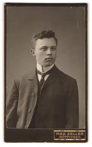 Fotografie Max Zeller, Göppingen, Grabenstrasse 25, Portrait junger Herr im Anzug mit Krawatte