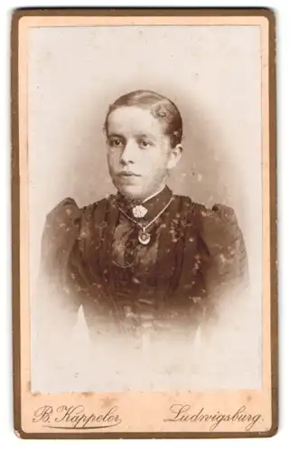 Fotografie B. Kappeler, Ludwigsburg, Gartenstrasse 9, Portrait junge Dame im Kleid mit Halskette