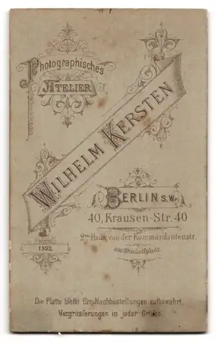 Fotografie Wilhelm Kersten, Berlin-SW, Krausen-Strasse 40, Portrait junger Herr im Anzug mit Buch in der Hand