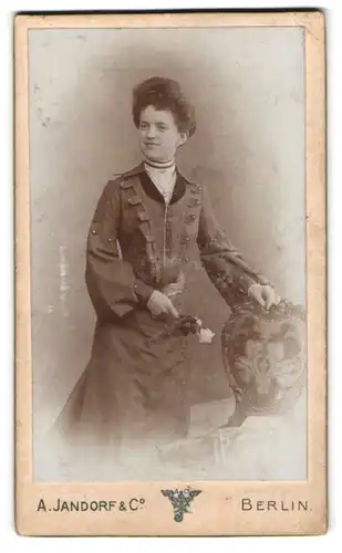 Fotografie A. Jandorf & Co., Berlin-NO, Grosse Frankfurterstrasse 113, Portrait junge Dame im modischen Kleid